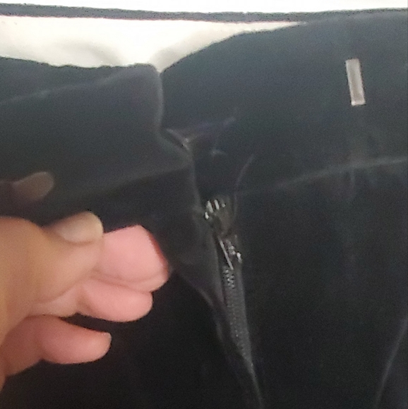THEORY -size 6- velvet capri black cropped/pants- side pockets- back pockets - Picture 5 of 9